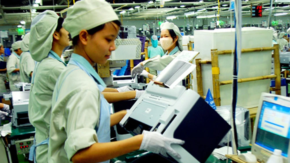 Lắp ráp sản phẩm tại Công ty Samsung Việt Nam, khu công nghiệp Yên Phong. Ảnh: TTXVN