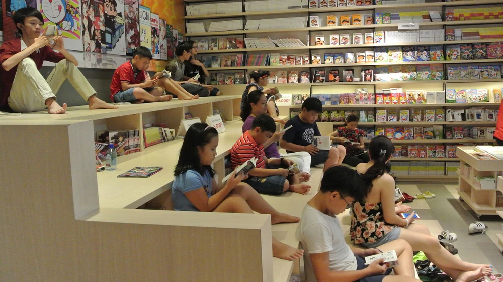 Các bạn nhỏ đọc sách tại Trung tâm Sách Kim Đồng