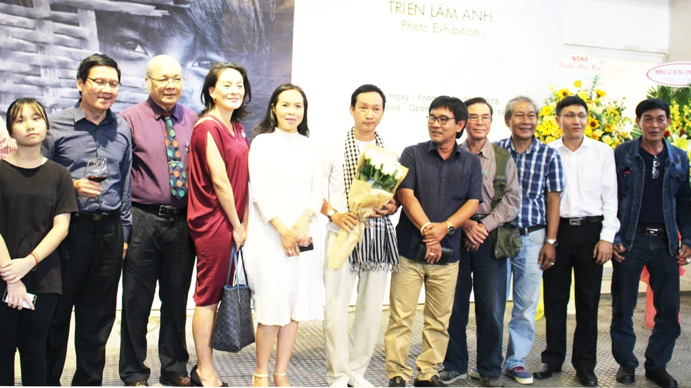 Nhiều bạn bè, đồng nghiệp đến dự buổi khai mạc triển lãm ảnh của Trần Thế Phong