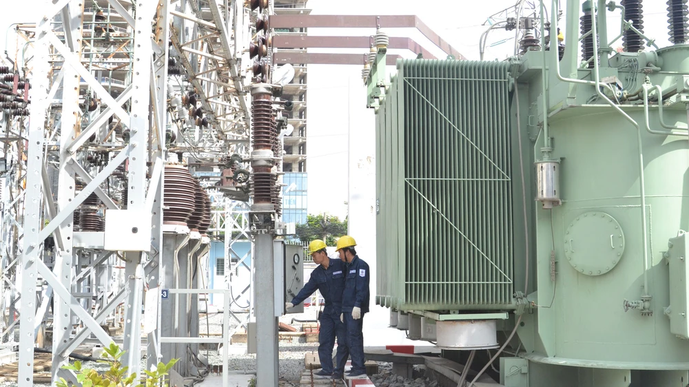 Công nhân TCT Điện lực TPHCM đang kiểm tra hệ thống điện