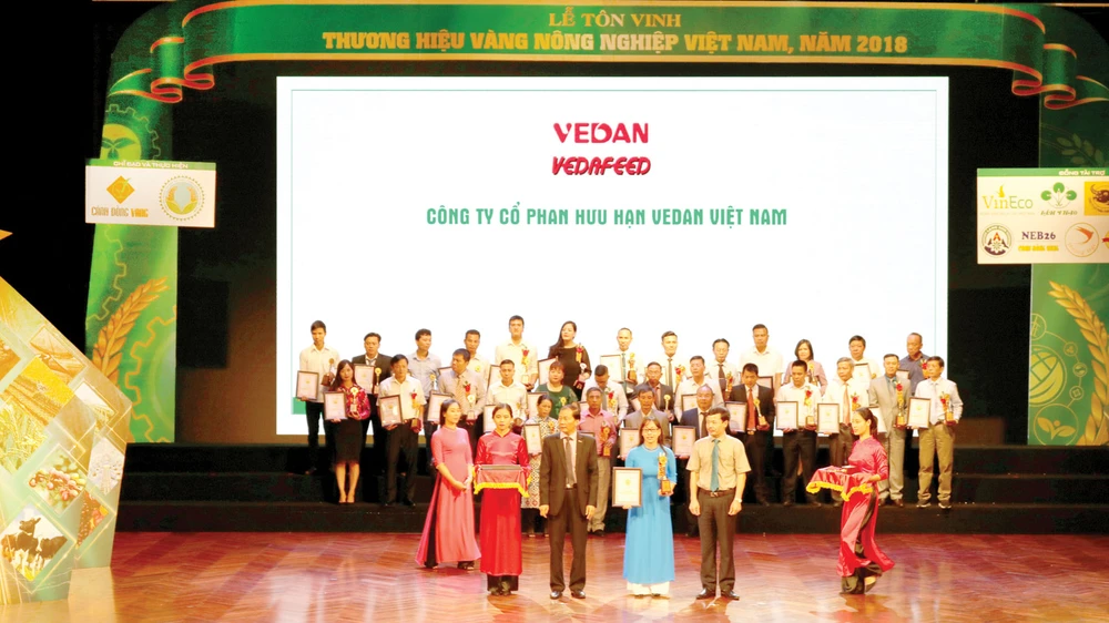 Sản phẩm phụ gia thức ăn chăn nuôi Vedafeed đạt Thương hiệu vàng nông nghiệp Việt Nam 2018