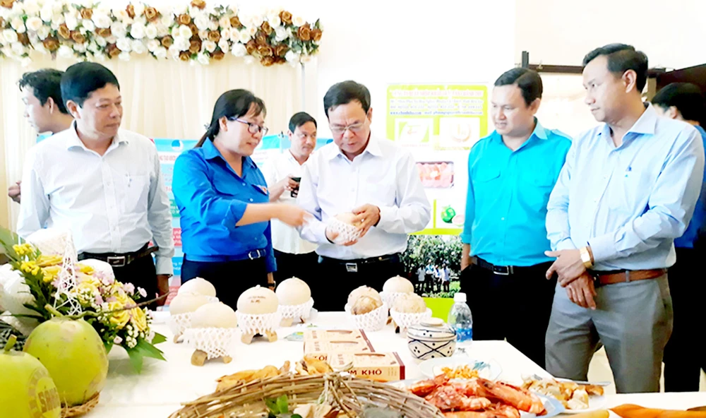 Bí thư Tỉnh ủy Bến Tre Võ Thành Hạo (thứ ba, từ phải qua) xem hàng hóa tại Ngày hội sản phẩm khởi nghiệp tỉnh Bến Tre