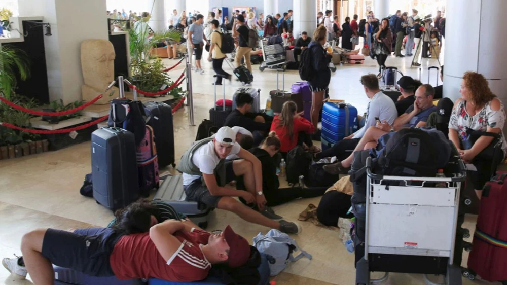 Các du khách nước ngoài ngồi, nằm la liệt ở sân bay quốc tế Lambok sau trận động đất ngày 6-8. Ảnh: REUTERS