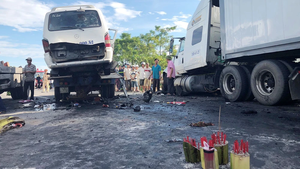Hiện trường vụ tai nạn làm 13 người chết, 4 người bị thương xảy ra hôm 30-7 trên QL1A đoạn tuyến tránh Vĩnh Điện (xã Điện Minh, thị xã Điện Bàn, tỉnh Quảng Nam). Nguyên nhân ban đầu được nhận định là khả năng lái xe ngủ gật và gây tai nạn. 