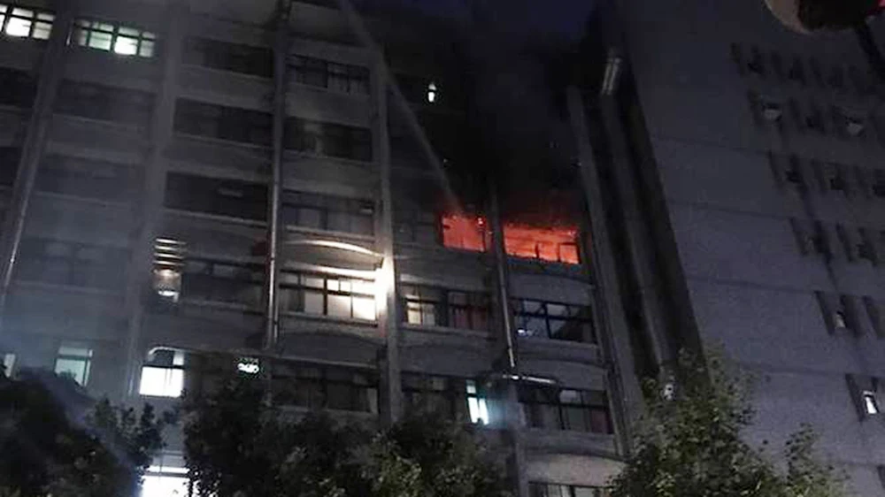  Ngọn lửa bùng phát lúc 4 giờ 30 sáng ngày 13-8 tại bệnh viện Weifu, quận Xinzhuang, phía bắc thành phố Tân Bắc, Đài Loan. Nguồn: Phòng cứu hỏa thành phố Đài Bắc/FaceBook