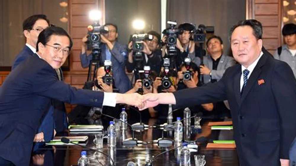 Bộ trưởng Thống nhất Hàn Quốc Cho Myoung-gyon (trái) bắt tay người đồng cấp phía Triều Tiên Ri Son-gwon ngày 13-8. Ảnh: Yonhap