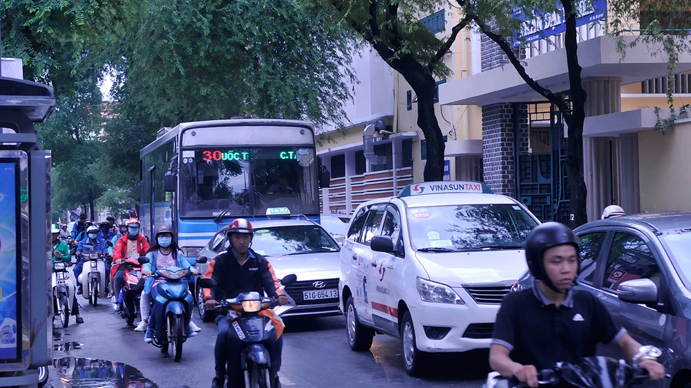 Mật độ phương tiện giao thông qua trước cổng trường Trần Đại Nghĩa rất lớn. Ảnh: Thành Trí