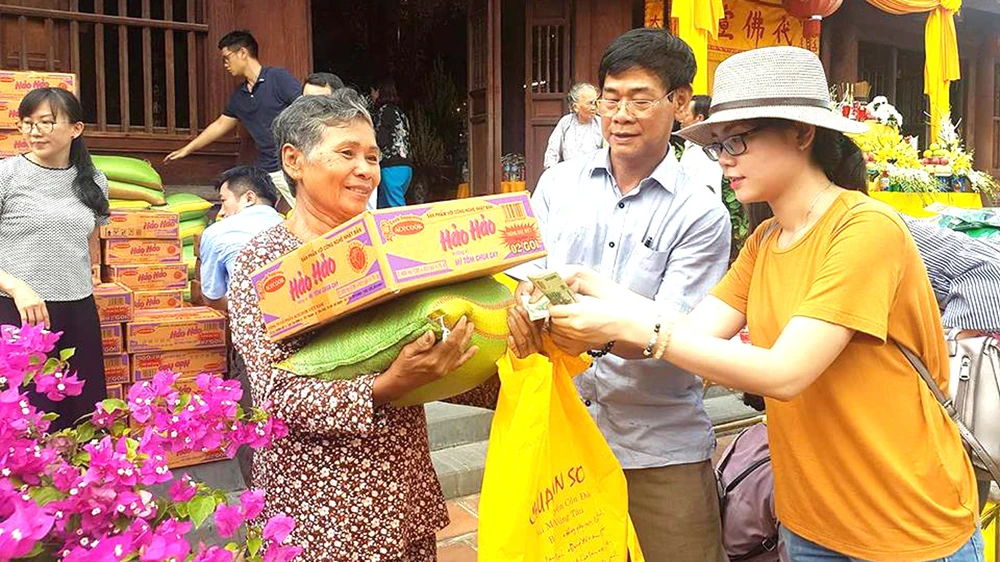 Gia đình anh Phương (ngụ phường 2, quận Tân Bình) mùa Vu Lan năm nào cũng tặng hơn 100 phần quà đến các gia đình khó khăn sống trên địa bàn