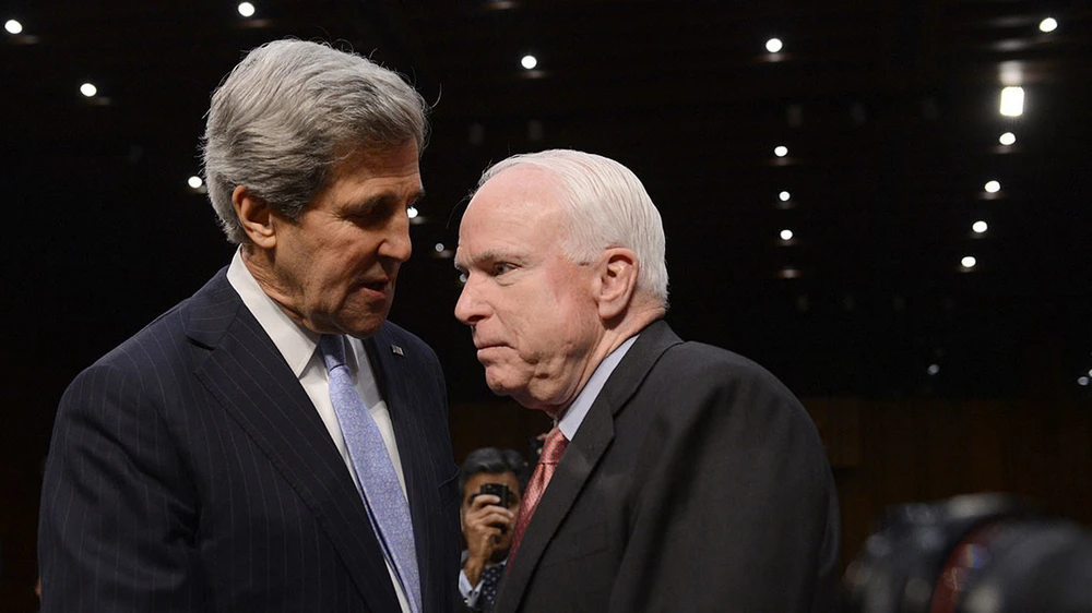 Ông John McCain (phải) và ông John Kerry, những người có ảnh hưởng lớn đến tiến trình bình thường hóa quan hệ Mỹ - Việt
