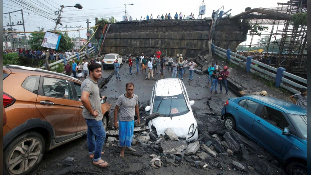 Hiện trường vụ sập cầu vượt đường cao tốc ở thành phố Kolkata, Ấn Độ. Ảnh: REUTERS