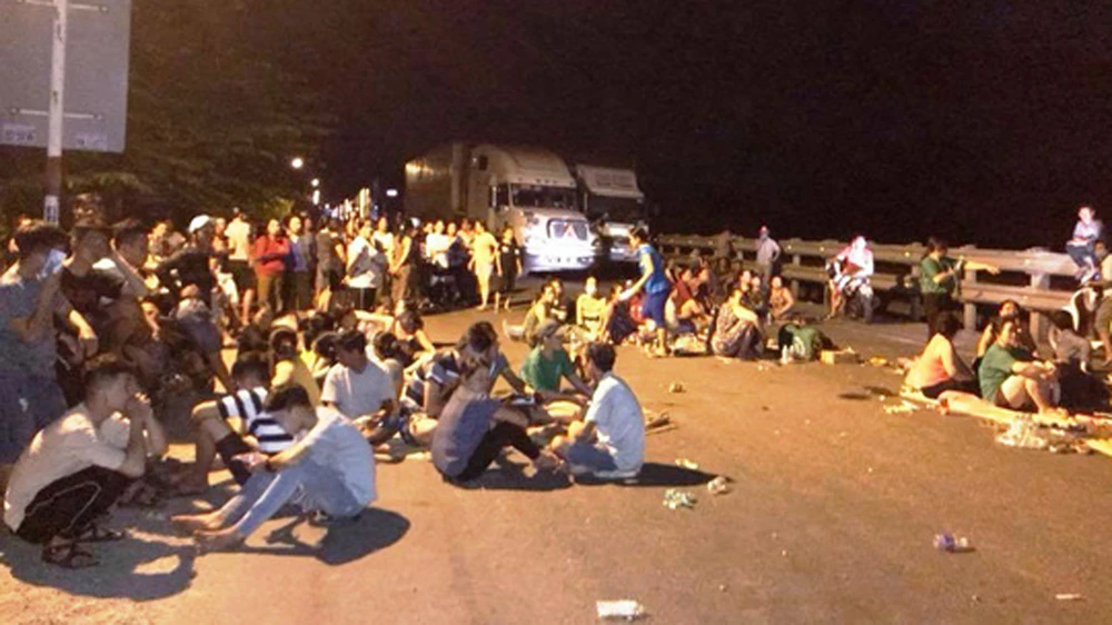 Hàng chục người chặn Quốc lộ 1A tối 2-9 tại Quảng Ngãi. Ảnh: Facebook
