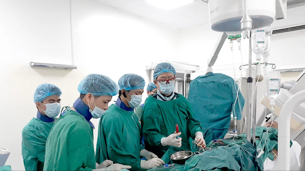  Chuyên gia Cuba thực hiện một ca phẫu thuật cho bệnh nhân tại Bệnh viện Hữu nghị Việt Nam - Cuba