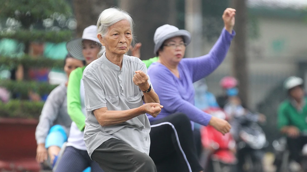 Người cao tuổi tập thể dục tại Công viên Văn hóa Tao Đàn (quận 1). Ảnh: HOÀNG HÙNG