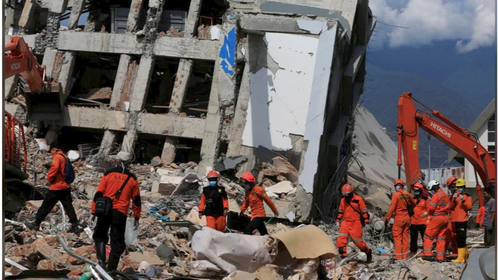 Lực lượng cứu hộ đang nỗ lực tìm kiếm những người được cho là mắc kẹt trong đống đổ nát. Ảnh: Reuters