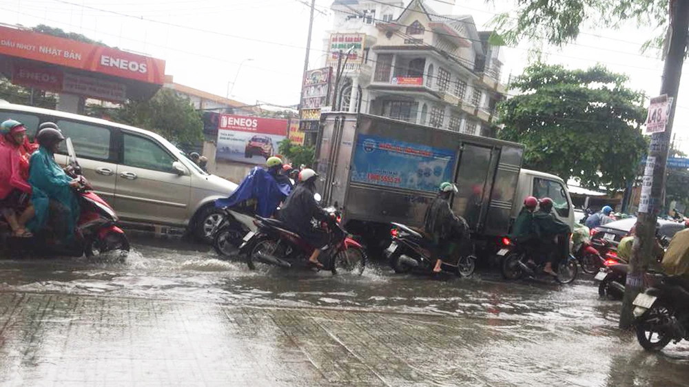 Đường Nguyễn Oanh, quận Gò Vấp ngập nặng các phương tiện di chuyển rất khó khăn. Ảnh: Facebook Cẩm Mây