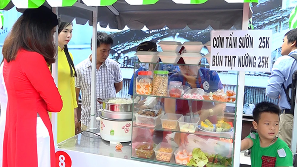 Khách tham quan, mua hàng tại phố hàng rong Nguyễn Văn Chiêm (quận 1, TPHCM)