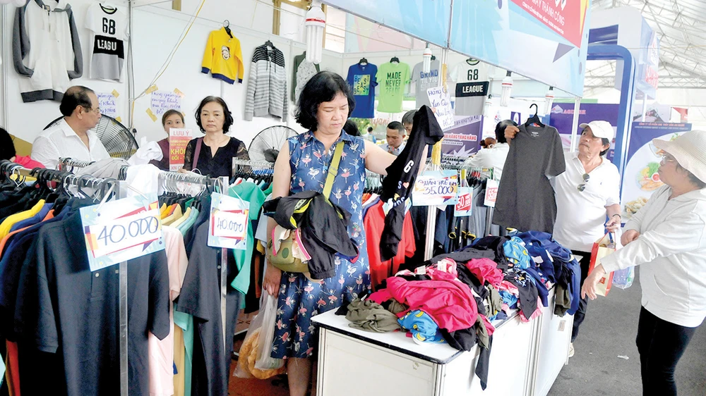  Khách hàng chọn mua quần áo ở một hội chợ tổ chức tại Nhà thi đấu Phú Thọ, TPHCM. Ảnh: THÀNH TRÍ