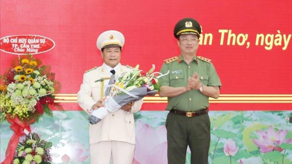 Thứ trưởng Nguyễn Văn Thành trao Quyết định và tặng hoa chúc mừng Đại tá Nguyễn Văn Thuận