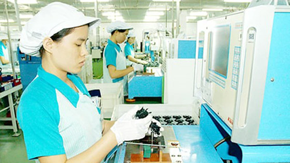 Sản xuất linh kiện điện tử tại Công ty Nidec Corporation Việt Nam trong Khu công nghệ cao TPHCM