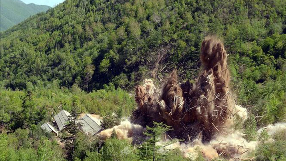 Triều Tiên tiến hành phá hủy một phần bãi thử hạt nhân Punggye-ri ngày 24-5-2018. Ảnh: YONHAP