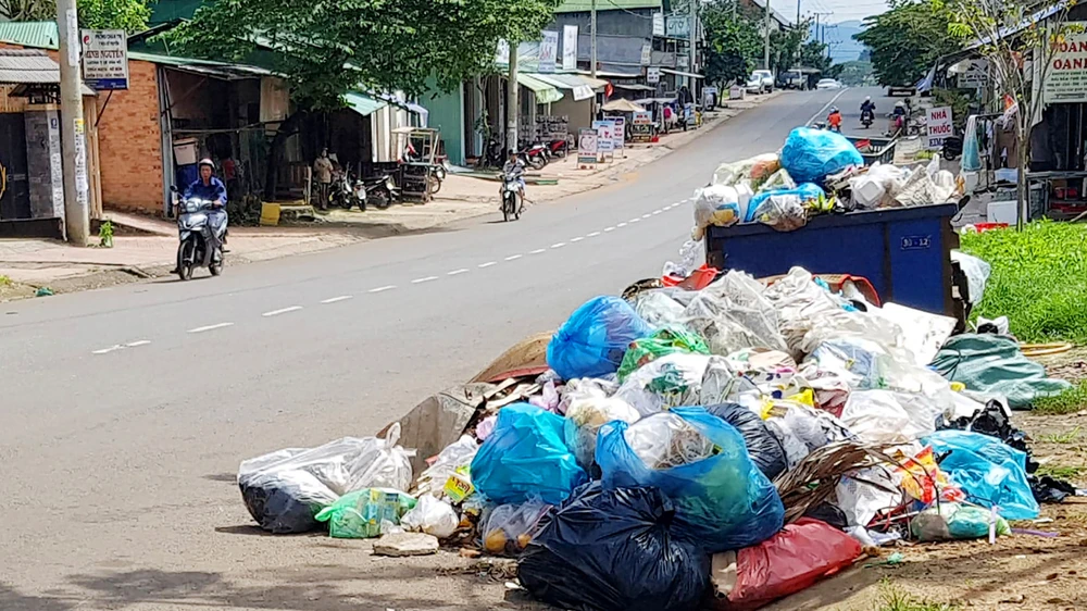 Đường phố Bảo Lộc đầy rác