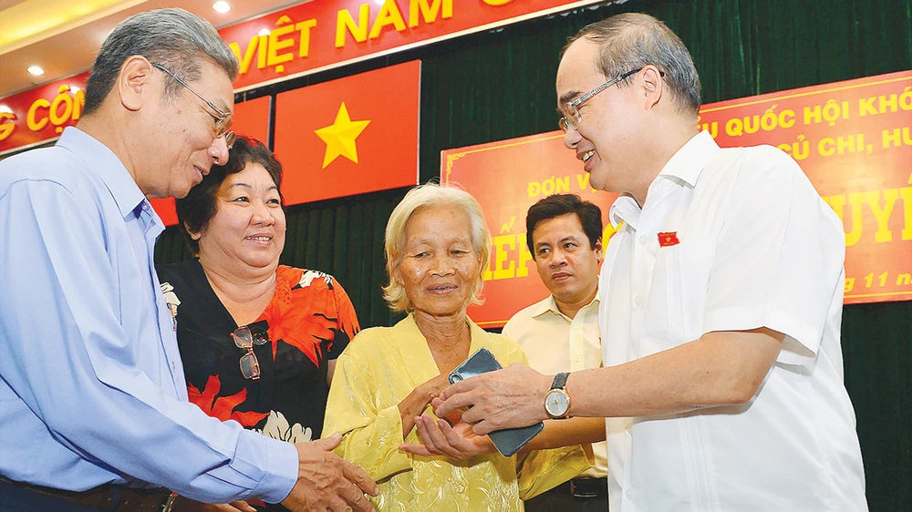 Bí thư Thành ủy TPHCM Nguyễn Thiện Nhân tiếp xúc cử tri huyện Hóc Môn. Ảnh: VIỆT DŨNG