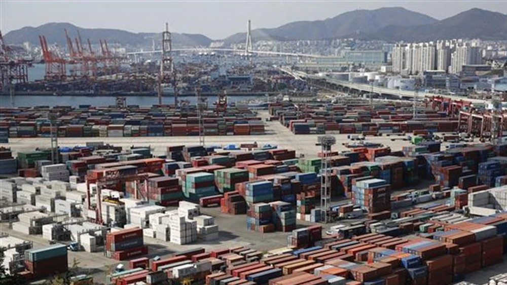 Hàng hóa tại cảng ở Busan, Hàn Quốc. Ảnh: EPA
