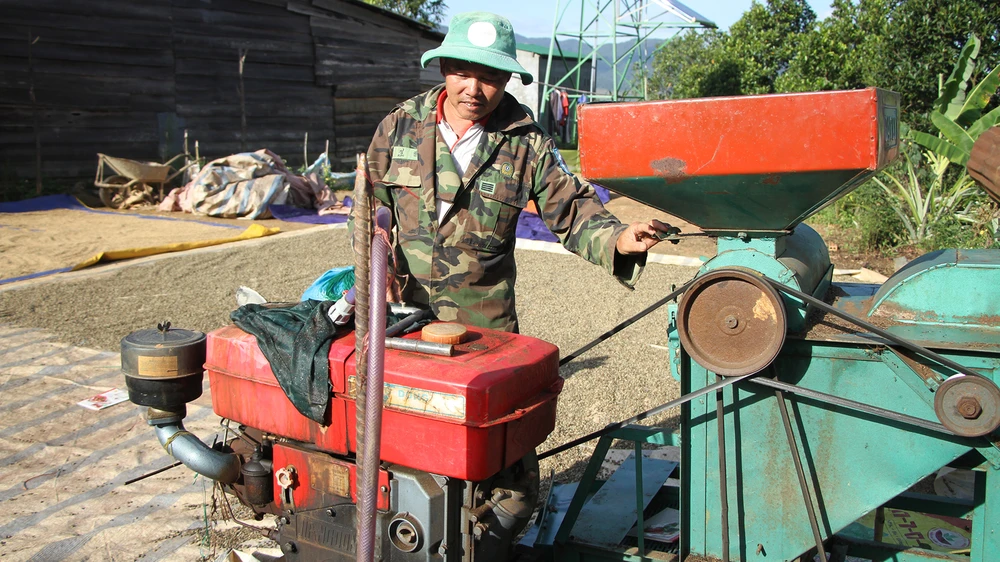 Không có điện, chiếc máy nổ công suất lớn là phương tiện để người dân ở thôn Phú Vinh xay nghiền nông sản