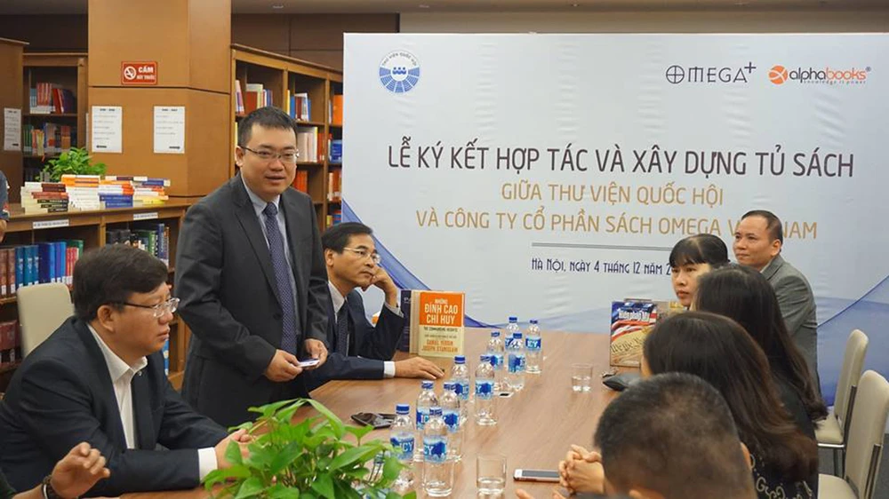  Chủ tịch Alpha Books Nguyễn Cảnh Bình phát biểu tại lễ ký. Ảnh: dangcongsan