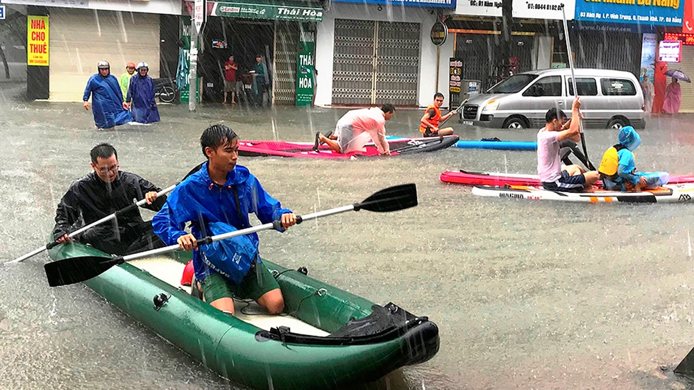 Mua lớn, nhiều tuyến đường trung tâm TP Đà Nẵng bị ngập nặng. Ảnh: NGUYÊN KHÔI
