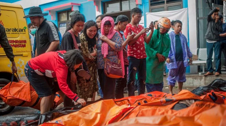 Tính đến sáng 24-12, số người thiệt mạng trong thảm họa sóng thần ở khu vực xung quanh eo biển Sunda của Indonesia đã tăng lên ít nhất 281 người. Ảnh: AP