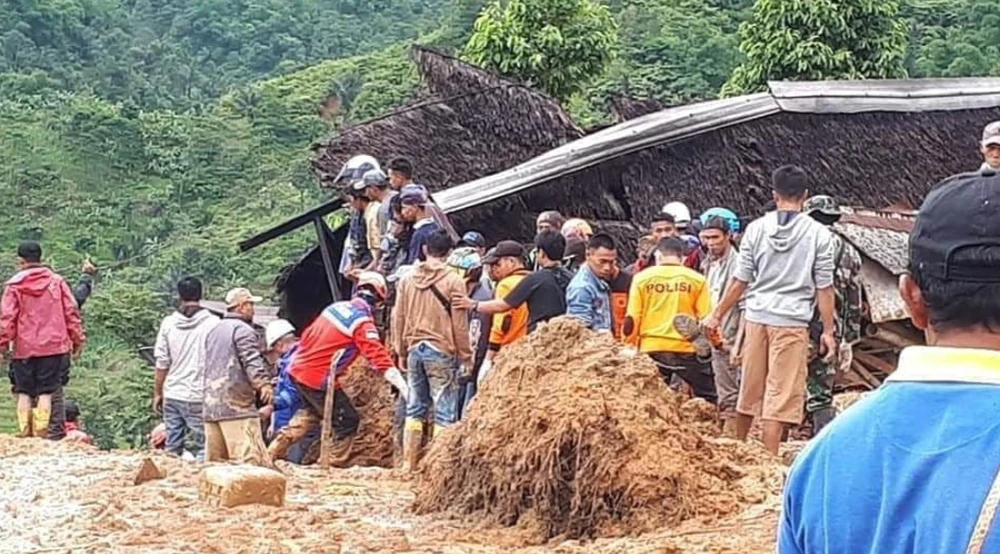 Lực lượng chức năng tìm kiếm những người mất tích trong vụ sạt lở đất tại huyện Suka Bumi, tỉnh Tây Java hôm 1-1-2019. Ảnh: REUTERS 
