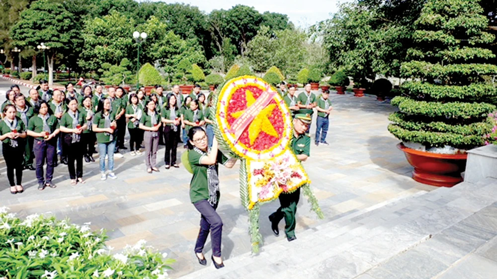 Đoàn cán bộ tuyên giáo, báo chí, xuất bản, văn nghệ sĩ TPHCM dâng hoa tại Nghĩa trang liệt sĩ Tân Biên