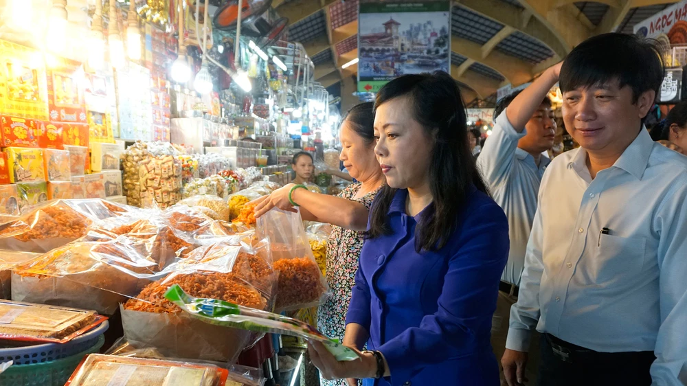 Bộ trưởng Bộ Y tế kiểm tra thực phẩm được bày bán tại chợ Bến Thành, TPHCM