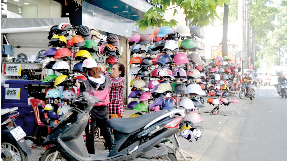 Buôn bán chiếm hết vỉa hè đường Nguyễn Trãi. Ảnh: THÀNH TRÍ
