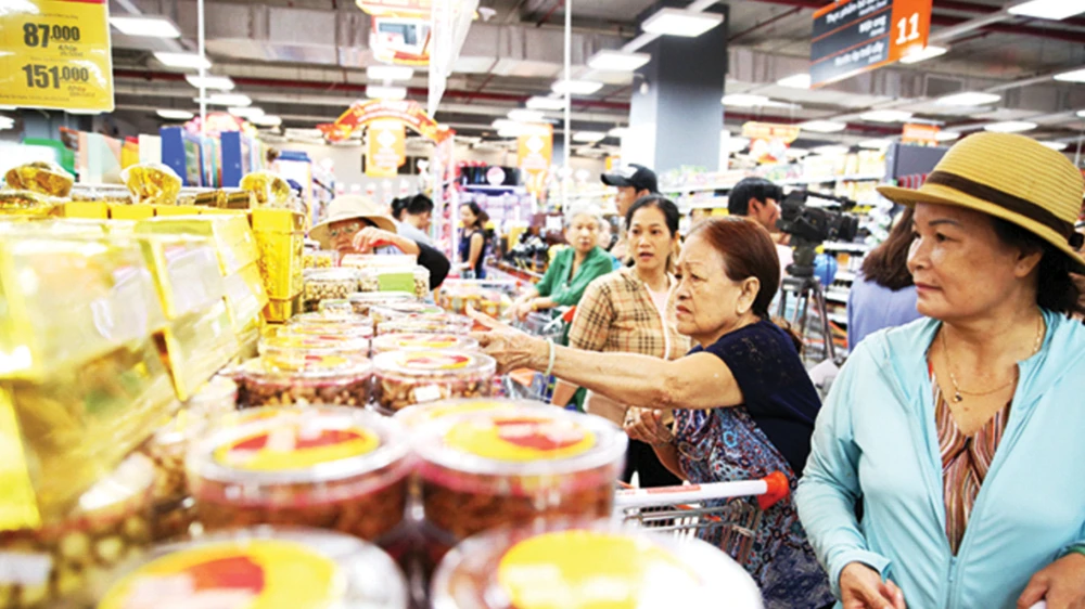 Các mặt hàng đặc sản trong Chương trình “Mỗi xã một sản phẩm” bày bán tại siêu thị BigC Thăng Long, Hà Nội. Ảnh: CTV