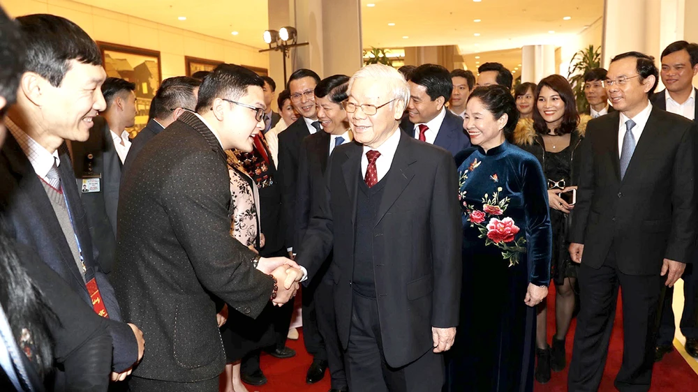 Tổng Bí thư, Chủ tịch nước Nguyễn Phú Trọng và phu nhân với các kiều bào về quê đón tết và dự chương trình Xuân Quê hương 2019