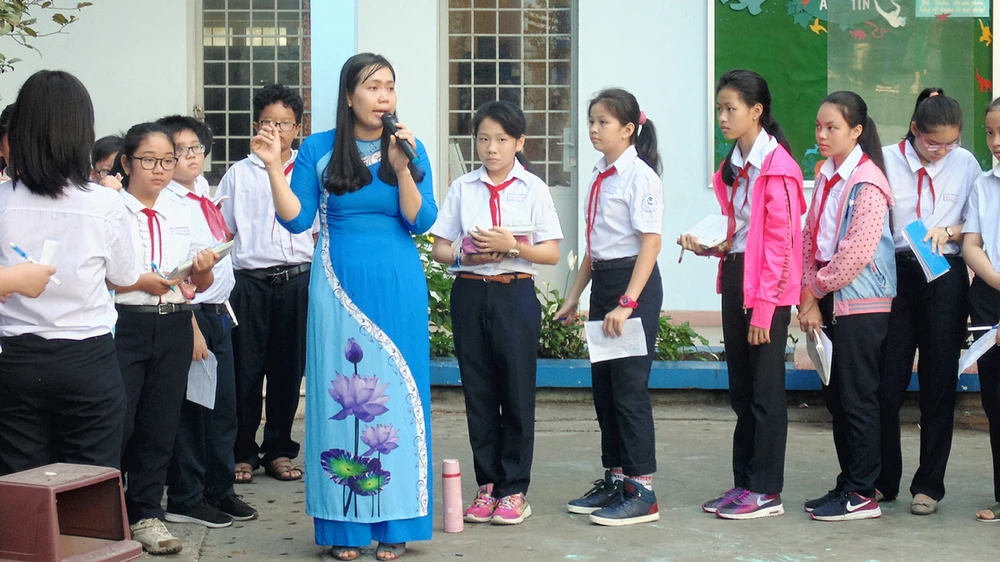Một tiết học ngoài nhà trường của cô và trò Trường THCS Nguyễn Gia Thiều (quận Tân Bình)