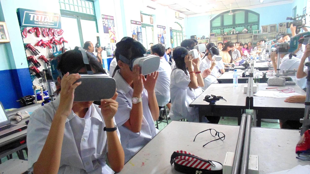 Một giờ học với kính thực tế ảo tại phòng học STEM của Trường THCS Lê Quý Đôn (quận 3) Ảnh: THU TÂM