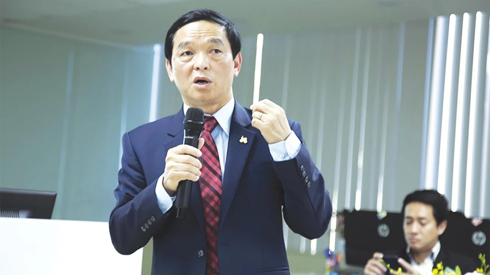 Ông Lê Viết Hải - Chủ tịch HĐQT, Tổng Giám đốc Công ty CP Tập đoàn Xây dựng Hòa Bình đang trả lời các câu hỏi của nhà đầu tư tại buổi gặp mặt
