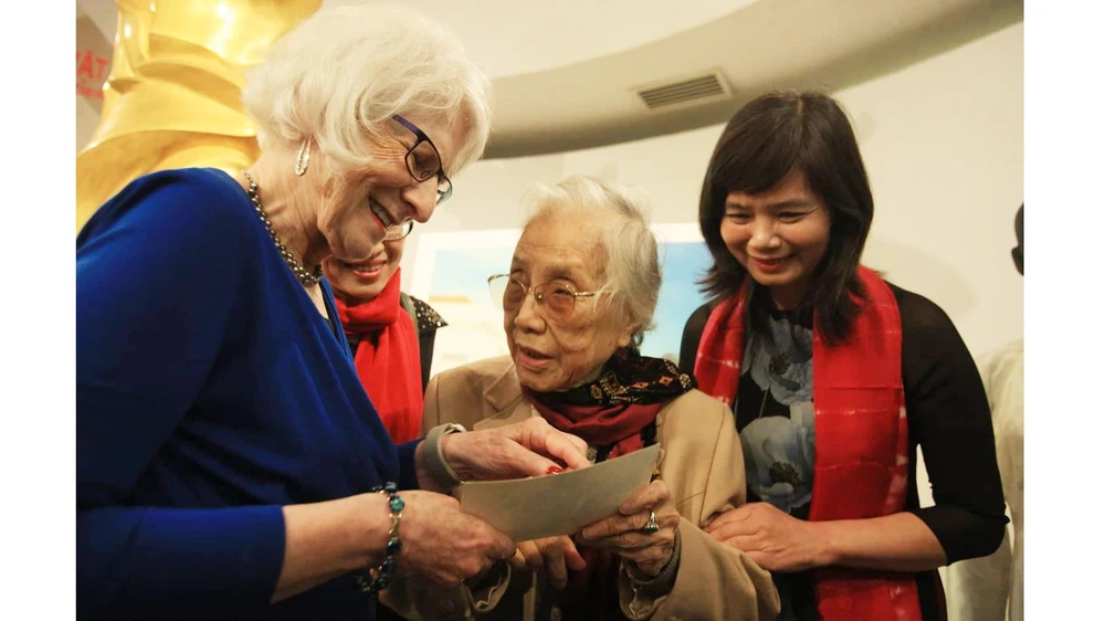 Bà Nguyễn Thị Bình và bà Nancy Hollander cùng nhau xem lại kỷ vật