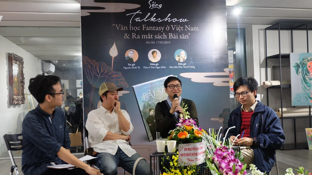Nhà văn Nguyễn Đình Tú (thứ hai từ phải qua) tại buổi ra mắt sách và tọa đàm “Văn học fantasy ở Việt Nam”