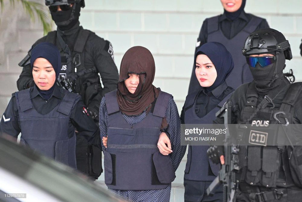 Cảnh sát áp giải Đoàn Thị Hương (giữa) sau phiên xét xử tại Tòa án tối cao Shah Alam, ngoại ô Kuala Lumpur, Malaysia, ngày 11-3-2019. Ảnh: Getty Images