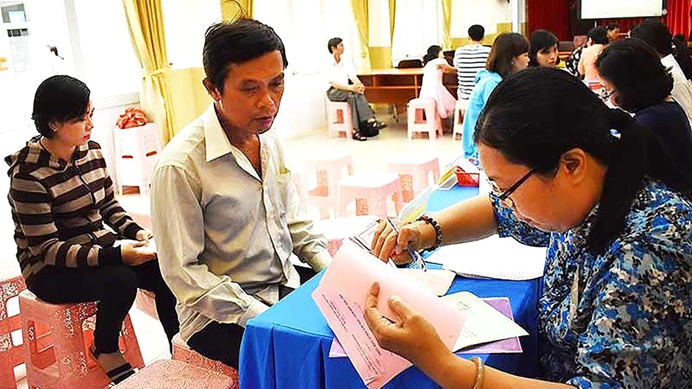 Phụ huynh nộp hồ sơ nhập học lớp 1 cho con năm học 2018-2019 tại Trường Tiểu học Nguyễn Bỉnh Khiêm (quận 1)