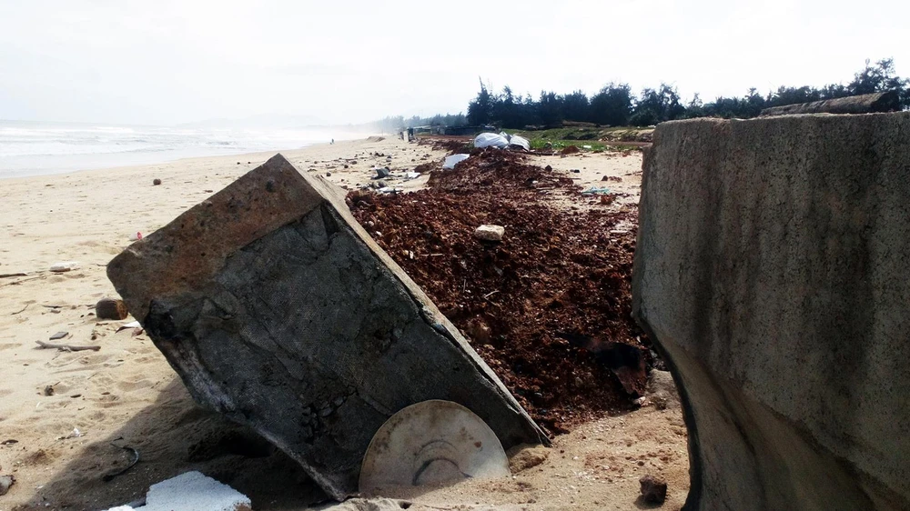 Kè chắn sóng Tam Quan tốn kém gần 80 tỷ đồng đầu tư, mới đưa vào sử dụng đã vỡ tan hoang 