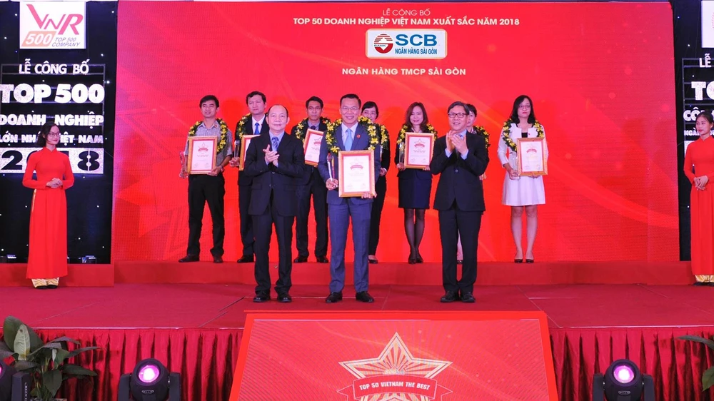 Ông Hoàng Minh Hoàn - Phó Tổng Giám đốc SCB nhận cúp và chứng nhận danh hiệu từ Ban tổ chức VNR500