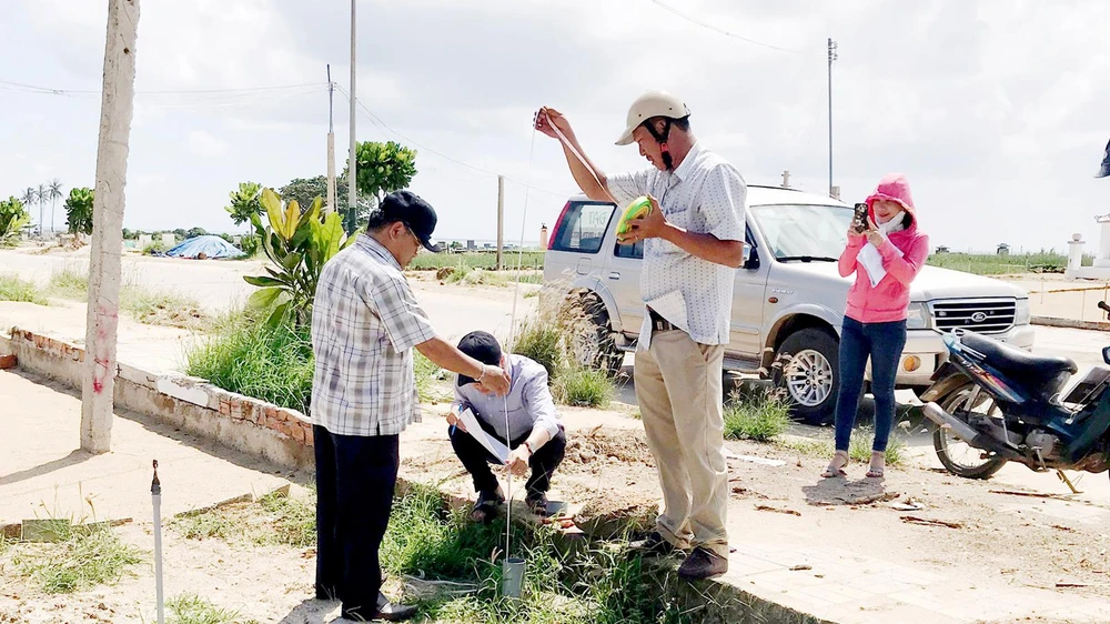 Cán bộ Phòng Tài nguyên nước thực hiện quan trắc trên đảo Lý Sơn