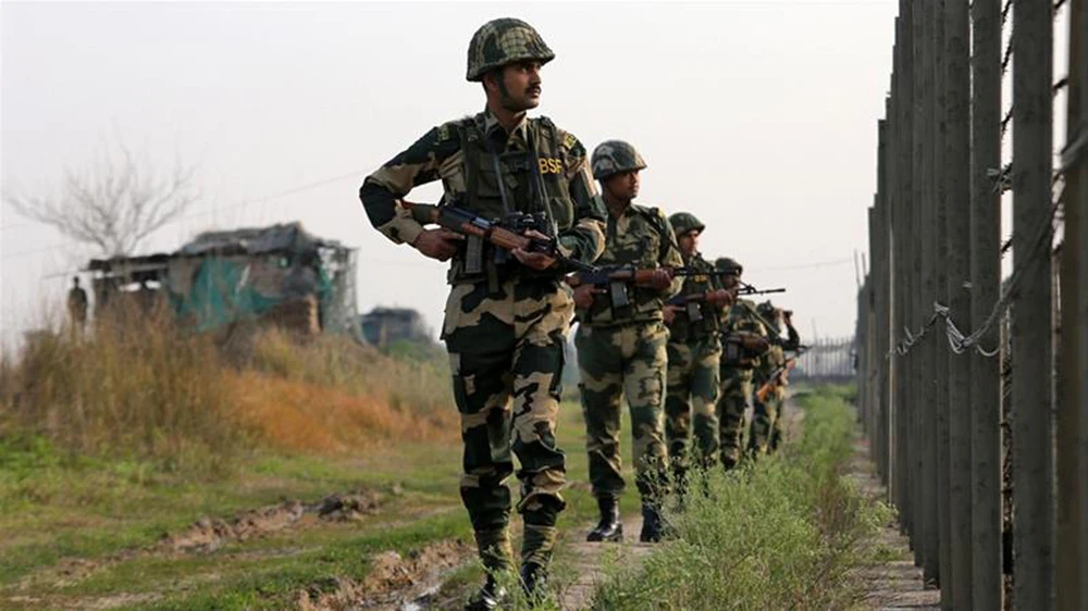 Lực lượng An ninh Biên giới Ấn Độ tuần tra dọc biên giới với Pakistan tại Ranbir Singh Pura. Ảnh: Reuters