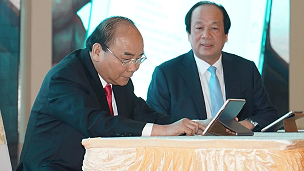 Thủ tướng dùng chữ ký số ký ban hành văn bản trên máy tính bảng. Ảnh: VGP