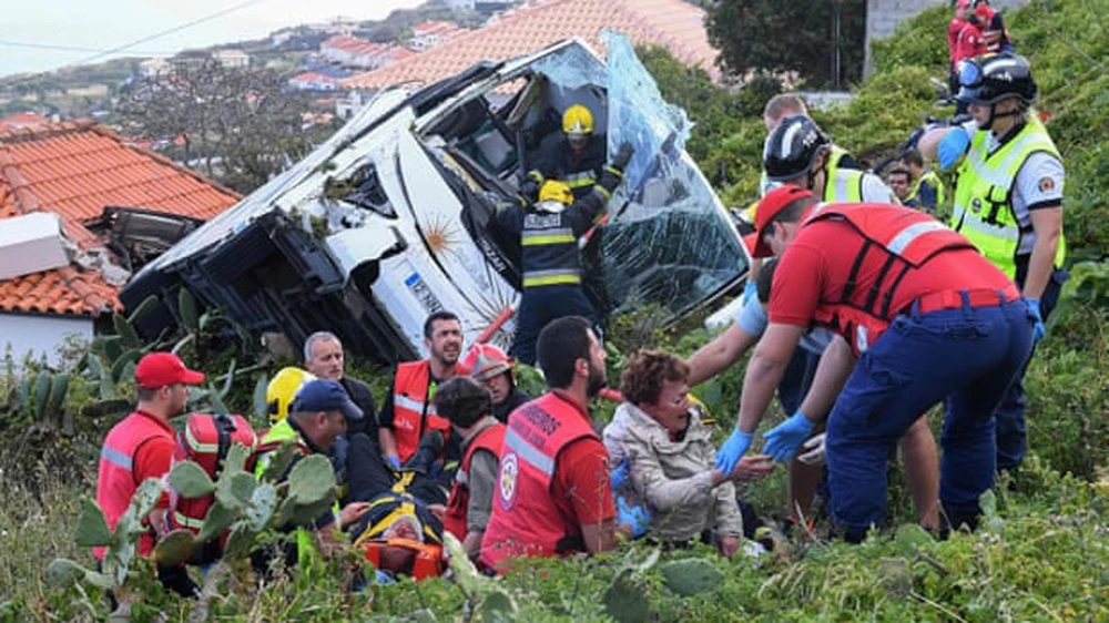 Lực lượng chức năng giúp những người gặp nạn trong vụ tai nạn. Ảnh: Getty Images